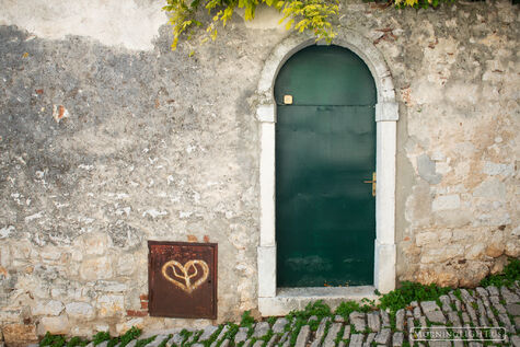 Rovijn Door with Heart print